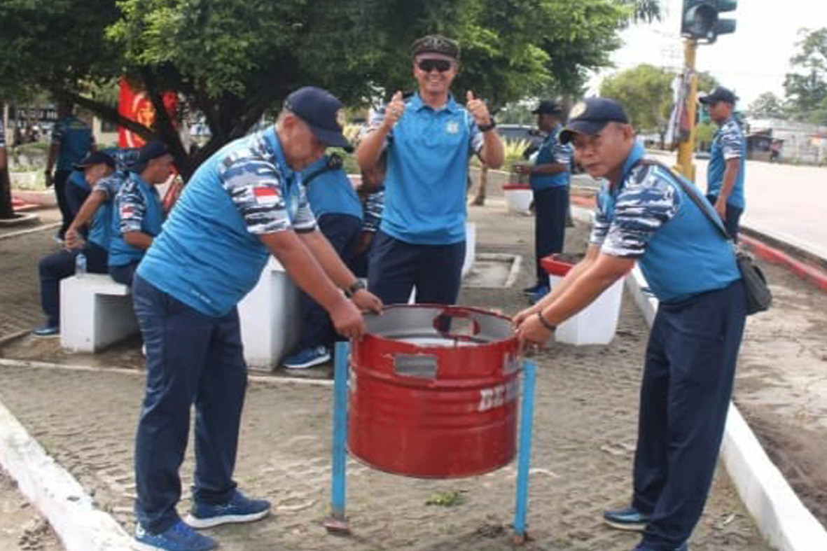 Prajurit Lanal Bengkulu Rawat dan Bersihkan Tugu Hiu Sambut Hari Dharma Samudera