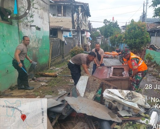 Sinergi TNI–Polri dan Masyarakat, Lingkungan Periuk Damai Dibersihkan Pasca Hujan