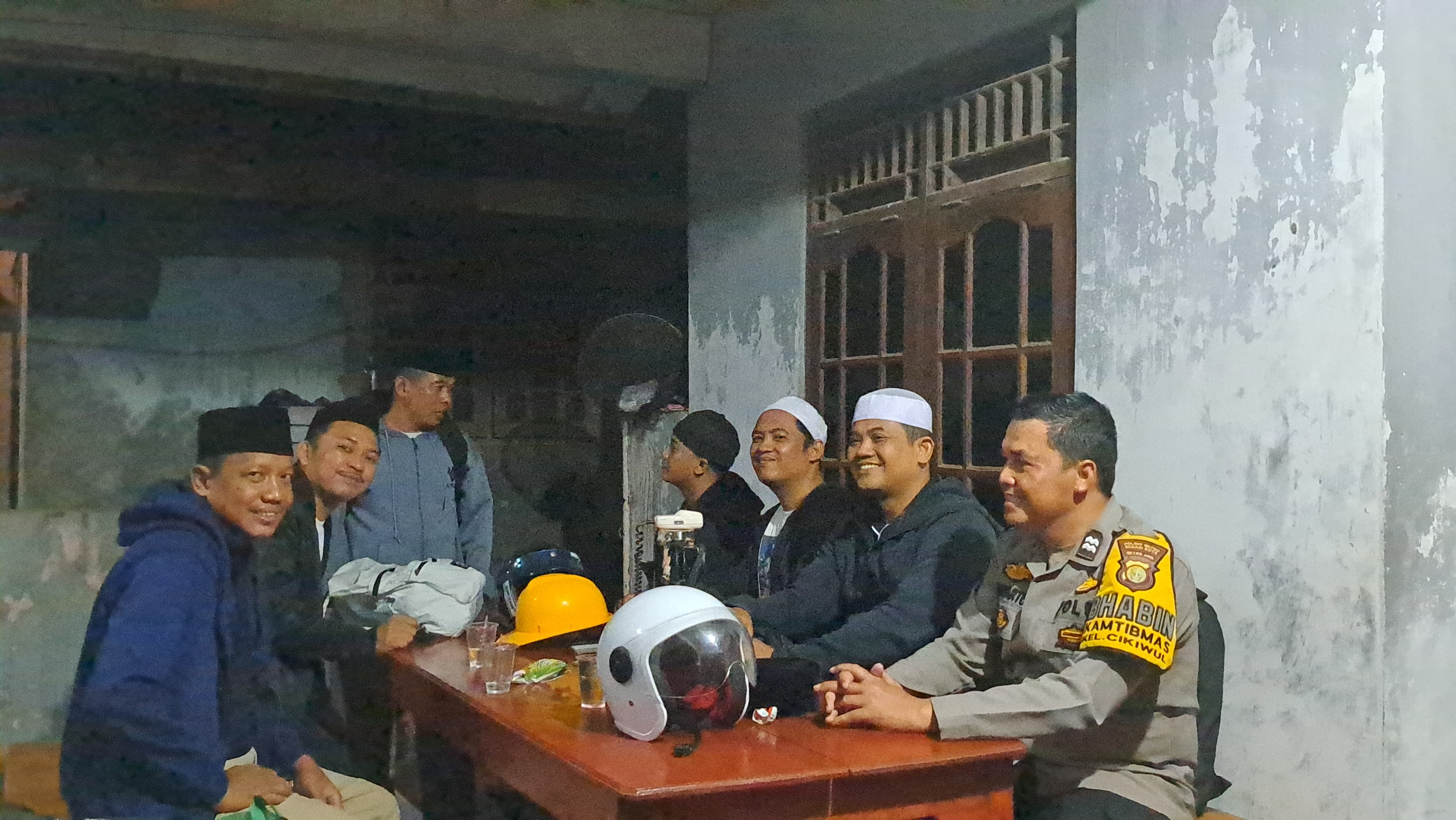 Sinergi Keamanan: Silaturahmi Bhabinkamtibmas di RW 01 Kel. Cikiwul