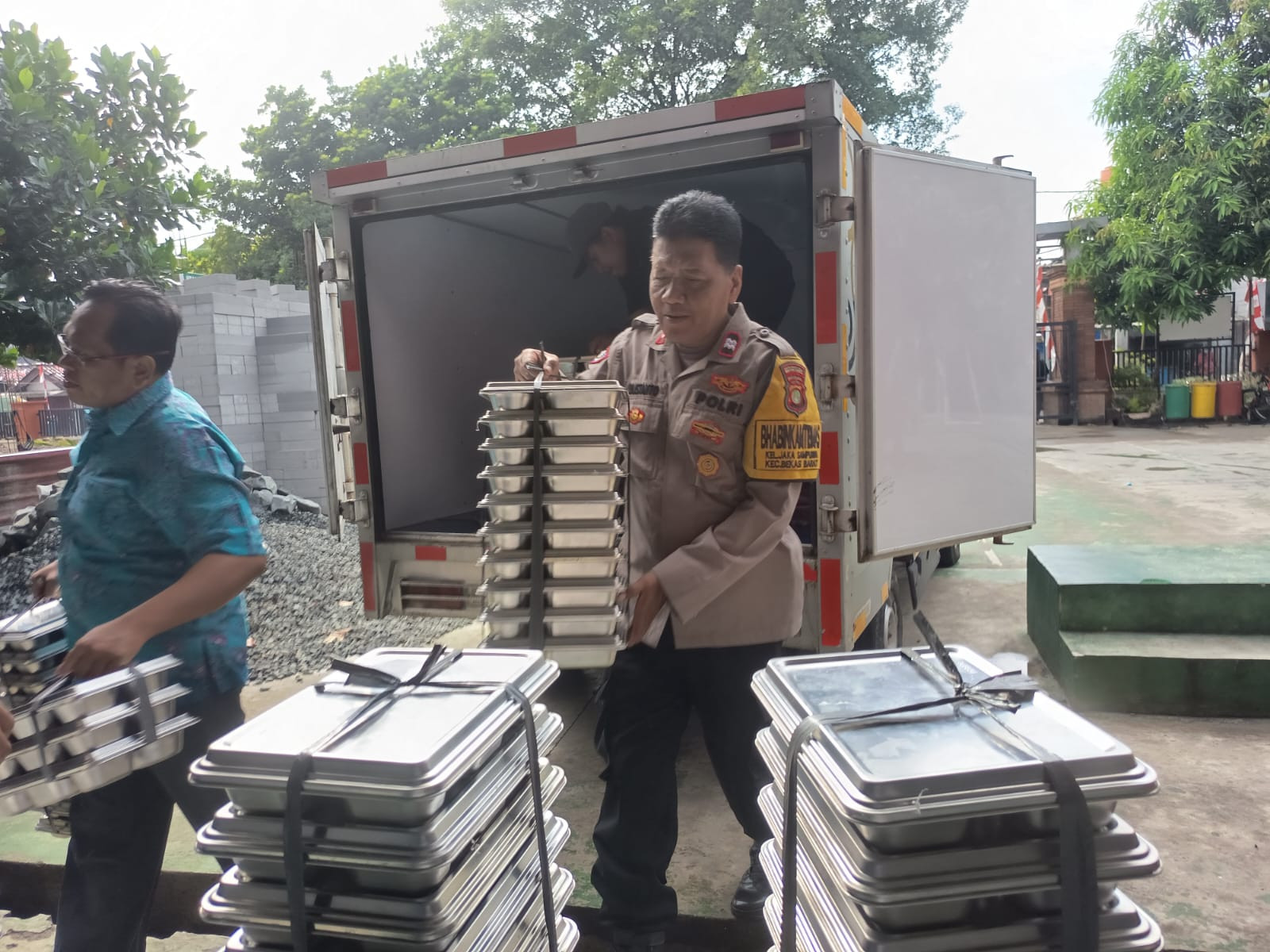 Polisi Kawal Pendistribusian Makan Bergizi Gratis untuk 3.410 Warga di Jakasampurna
