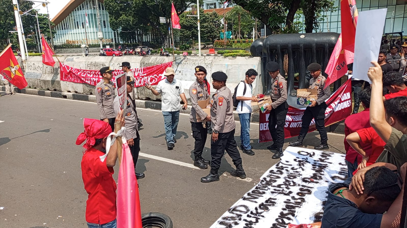 Di Tengah Aksi Penyampaian Aspirasi, Polisi Bagikan Air Mineral dan Snack untuk Massa