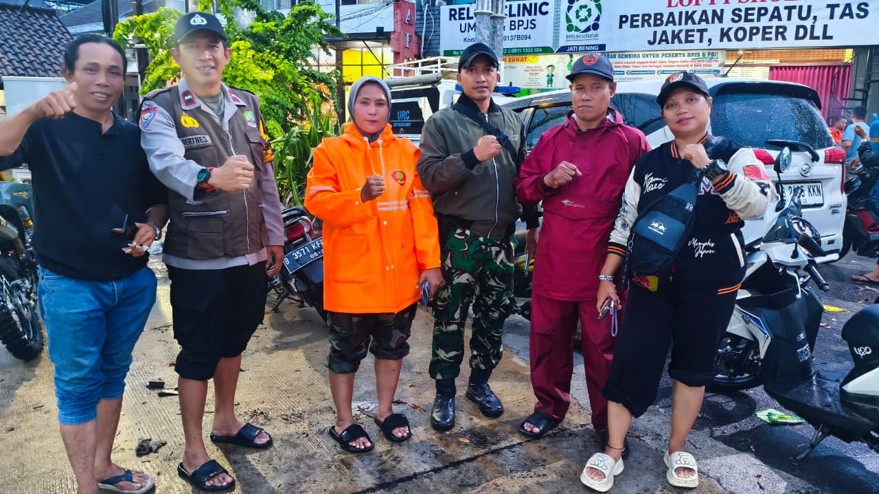 Sigap Personil Binmas Polsek Pondok Gede Evakuasi Banjir Perumahan Jatibening Permai
