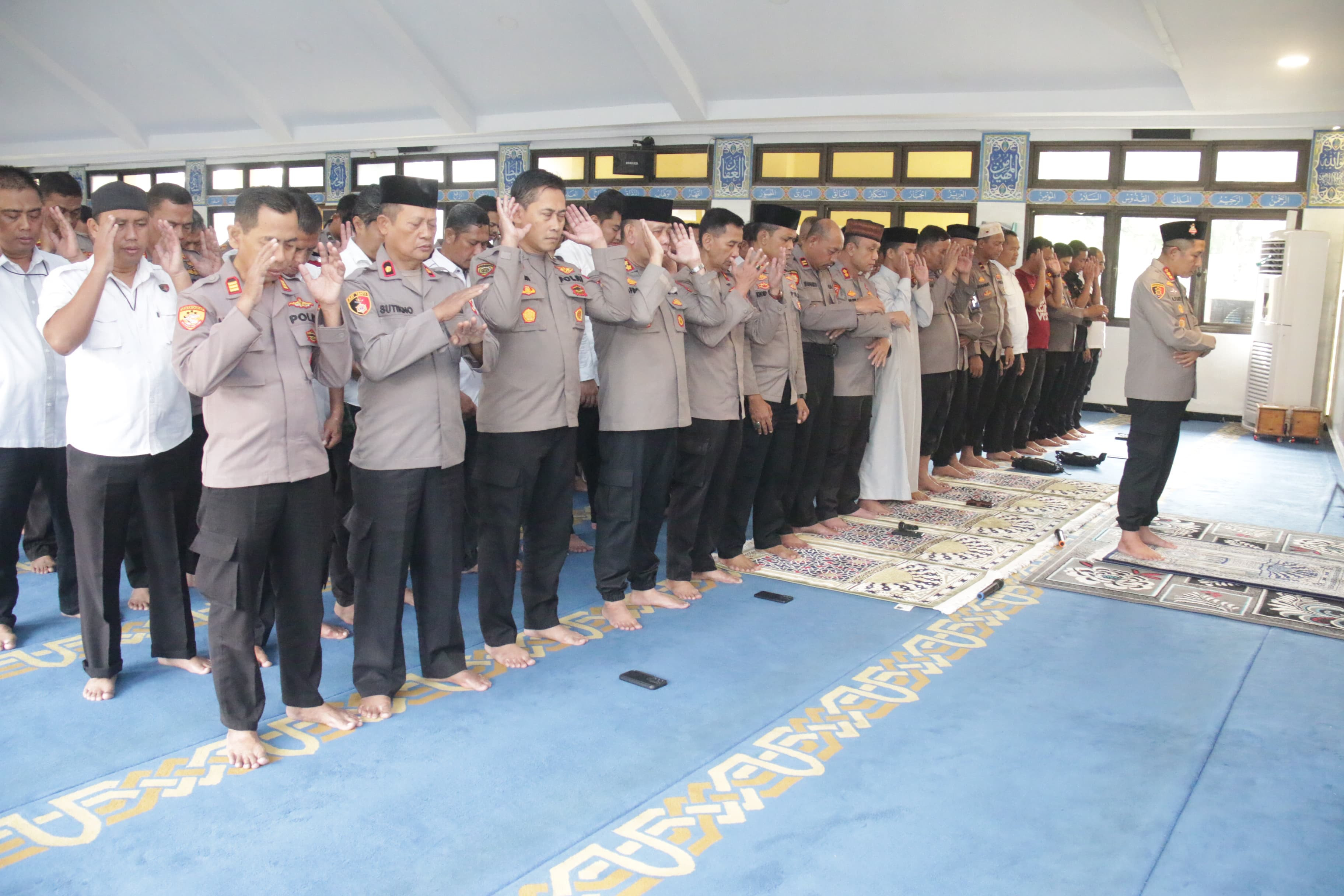 Sholat Ghoib dan Pembacaan Yasin di Masjid Madani Polres Metro Jakarta Utara: Mengirim Doa untuk Rekan Sejawat