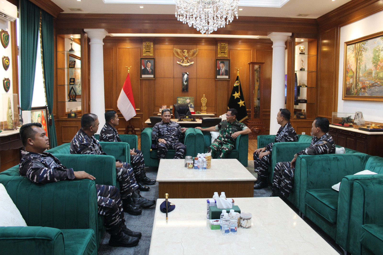 Komandan Lanal Bandung Dampingi Dankodaeral III Laksanakan Kunjungan Kerja Ke Pangdam III/Siliwangi dan Walikota Bandung