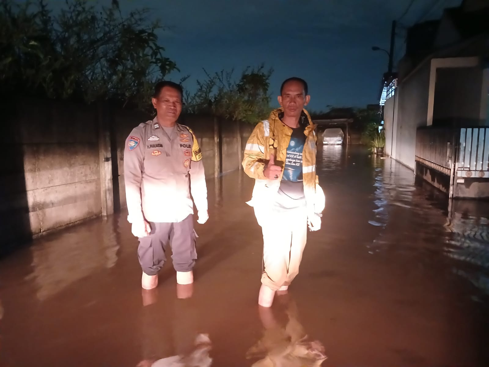 Tindak Lanjut Laporan 112, Petugas Gabungan Jatisampurna Cek Lokasi Banjir di Perumahan Christa Residence