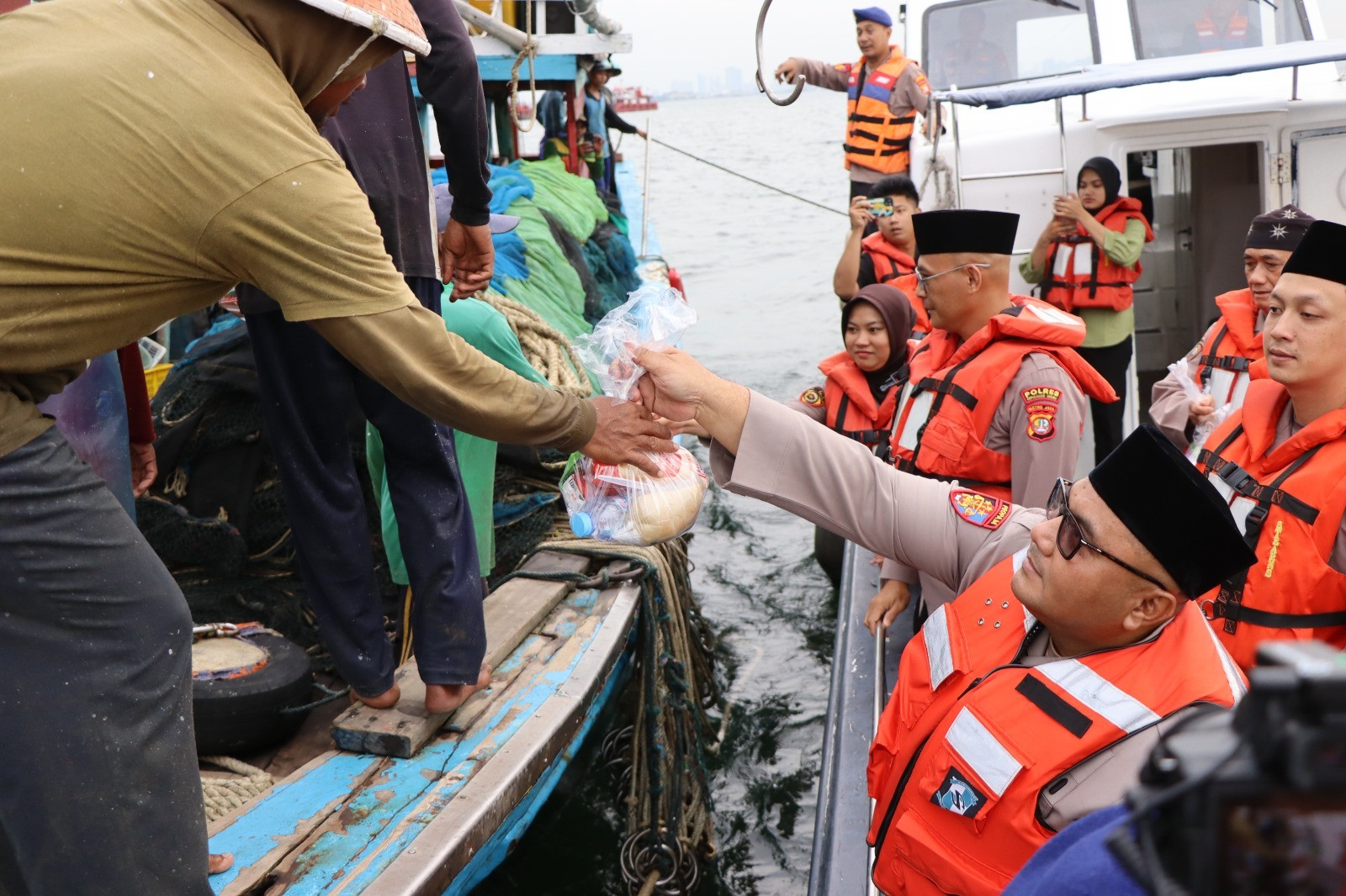 Kapolres Kepulauan Seribu Berbagi Takjil kepada Nelayan dalam Safari Ramadhan 2025