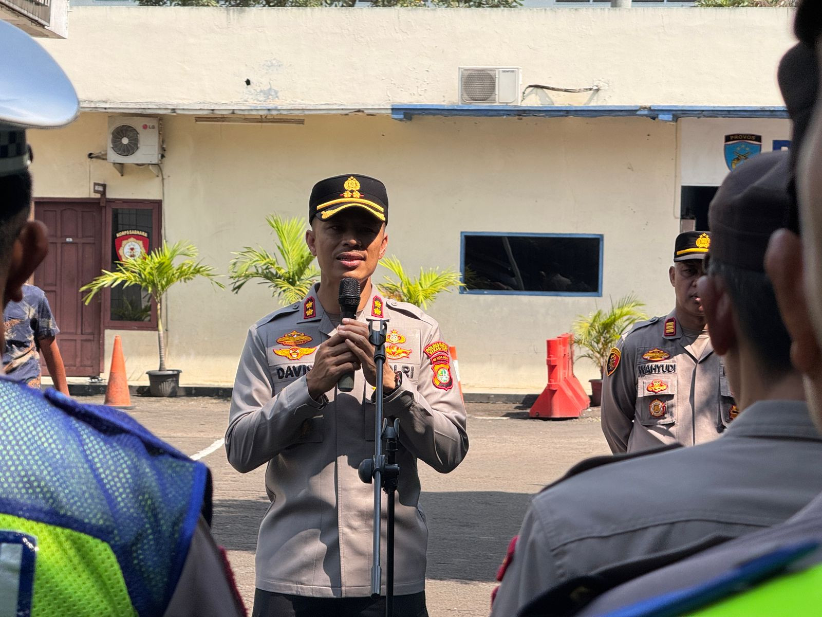 Silaturahmi Waka Polres Metro Bekasi Kota di Polsek Bekasi Barat, Tekankan Disiplin dan Tanggung Jawab Anggota