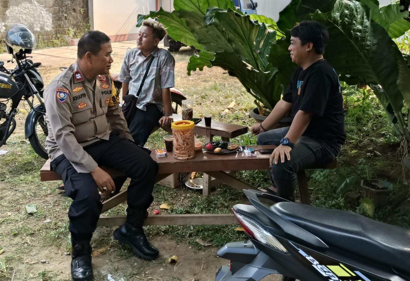 Bhabinkamtibmas Kelurahan Cimuning Jalin Silaturahmi dan Ajak Karang Taruna Aktif Jaga Kamtibmas