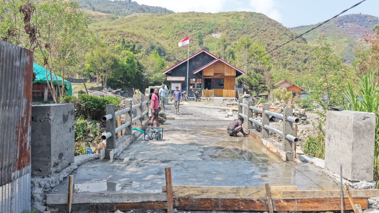 Kodim 1714/Puncak Jaya Jembatan Beton Merah Putih Tahap VII Ke-2 Resmi Digunakan Masyarakat Kampung Kulok Enggame Distrik Pagaleme