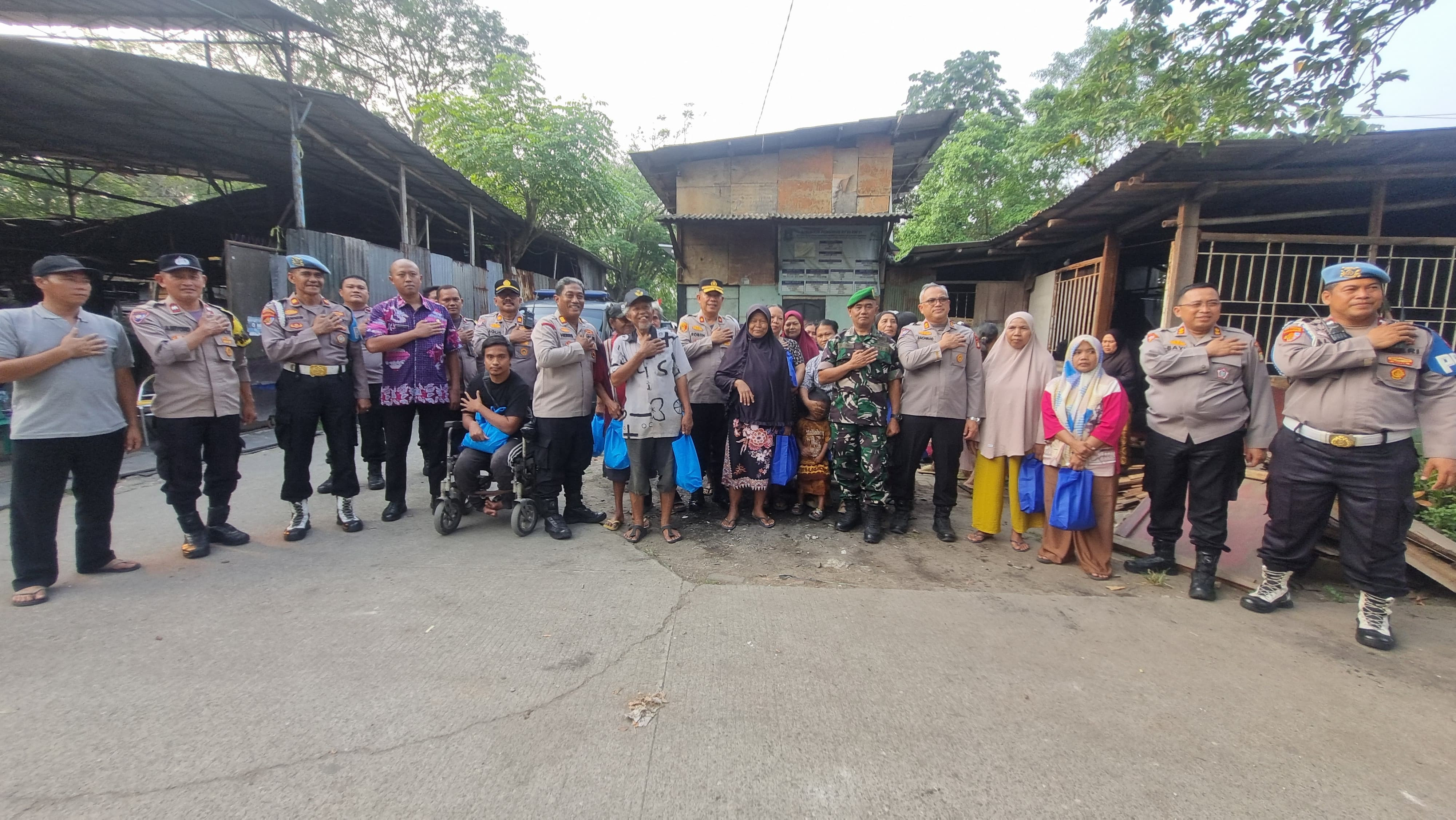 Progam Jaga Jakarta+ On The Spot Polisi Sambangi Warga Panunggangan Barat, Bagikan Sembako dan Ajak Warga Perkuat Keamanan Lingkungan