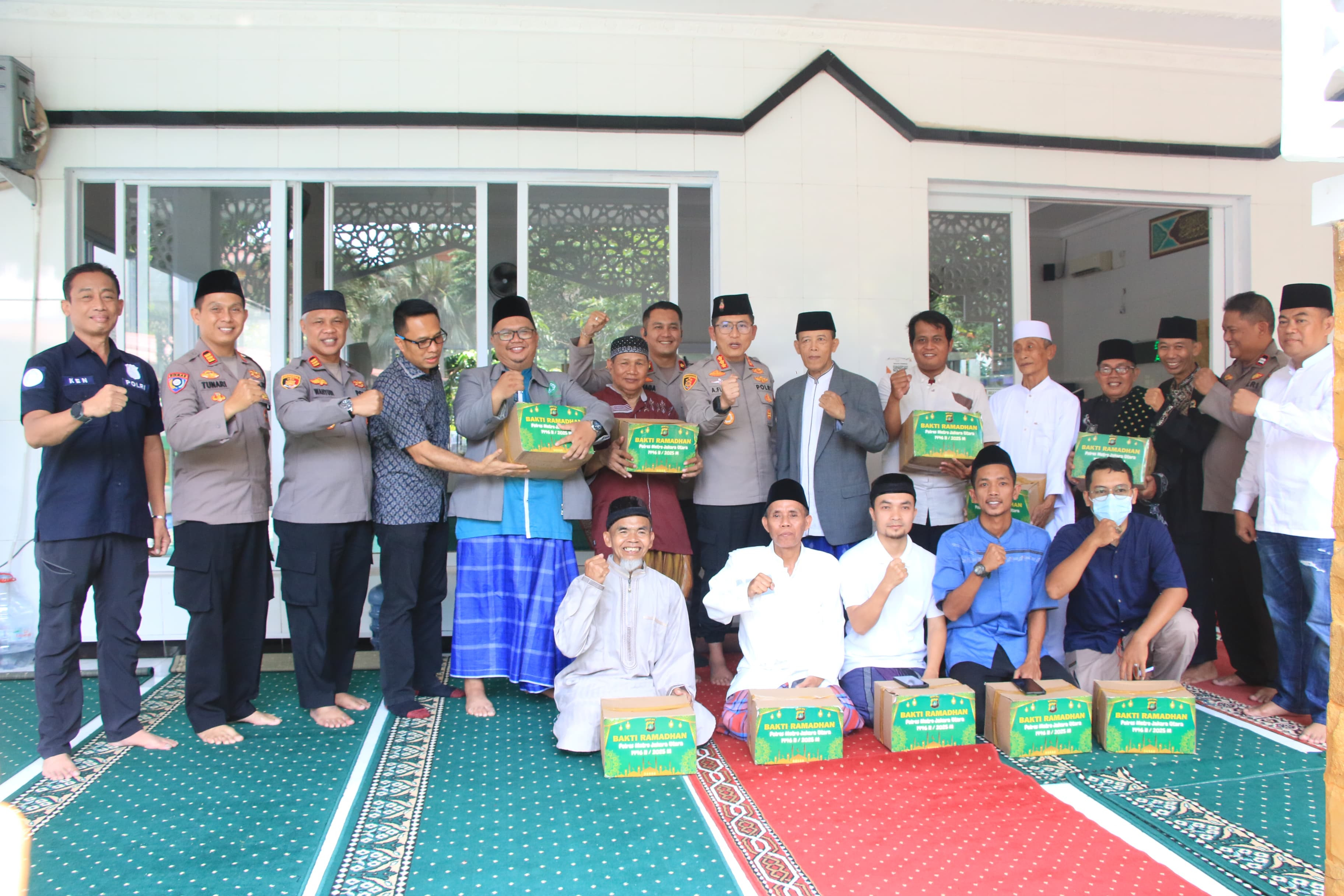 Kapolres Metro Jakarta Utara Gelar Jum’at Keliling, Curhat Warga, dan Bagikan Sembako di Masjid Pembina Ancol