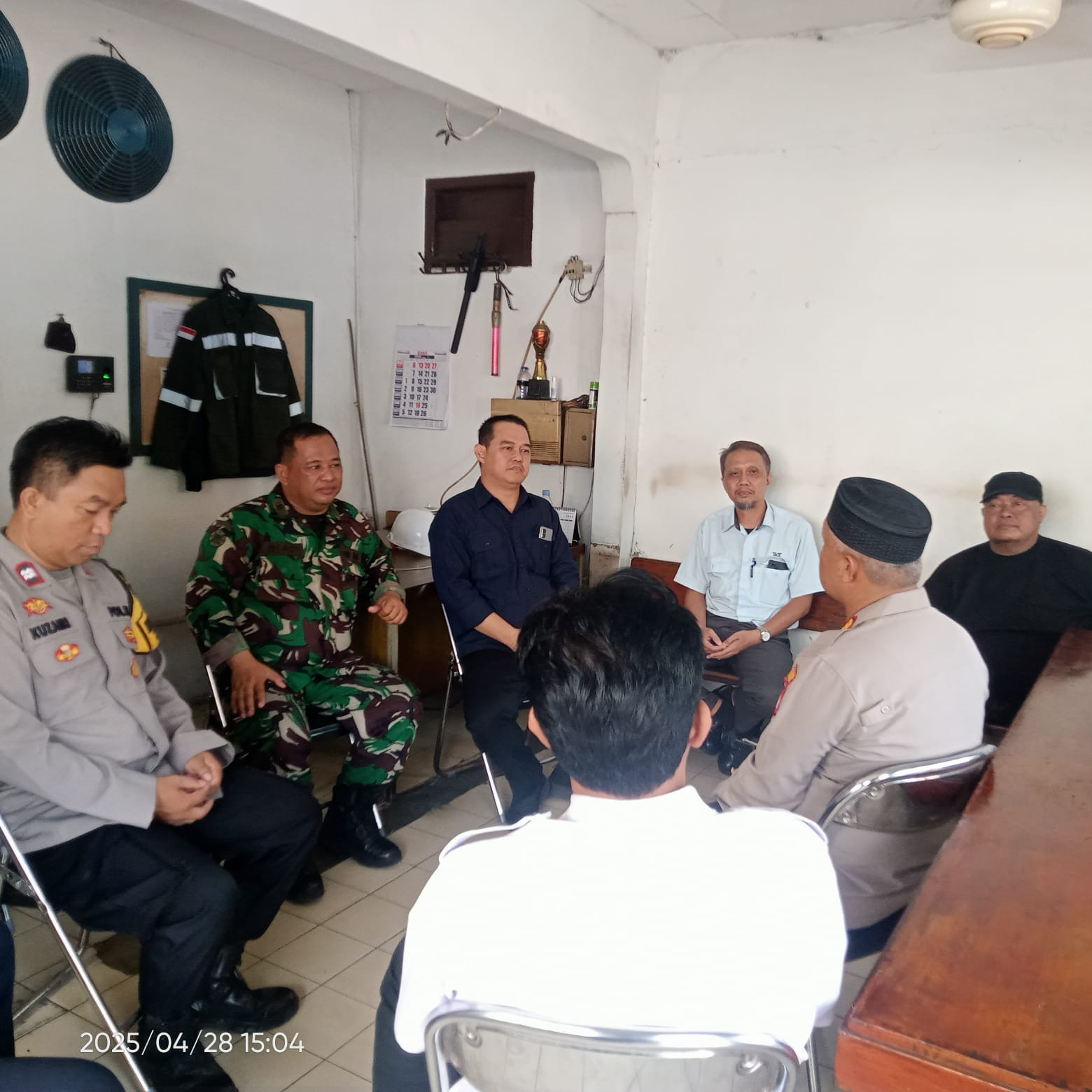 Kapolsek Bekasi Barat Silahturahmi Kamtibmas Bersama Pengurus Kawasan Industri Rawapasung dan Serikat Pekerja