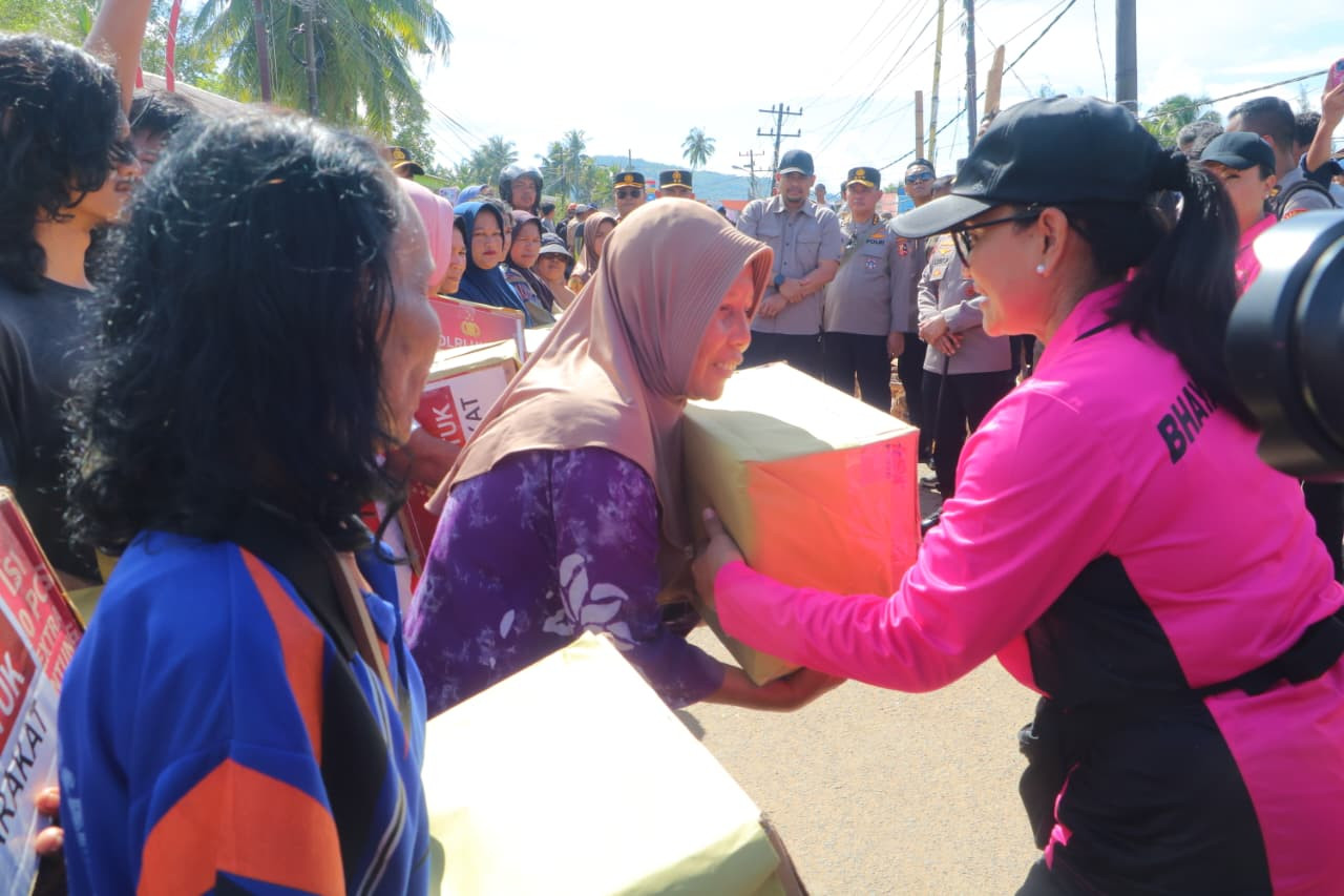 Ketum Bhayangkari Beri Bantuan hingga Hibur Anak-anak Korban Bencana di Tapanuli Tengah