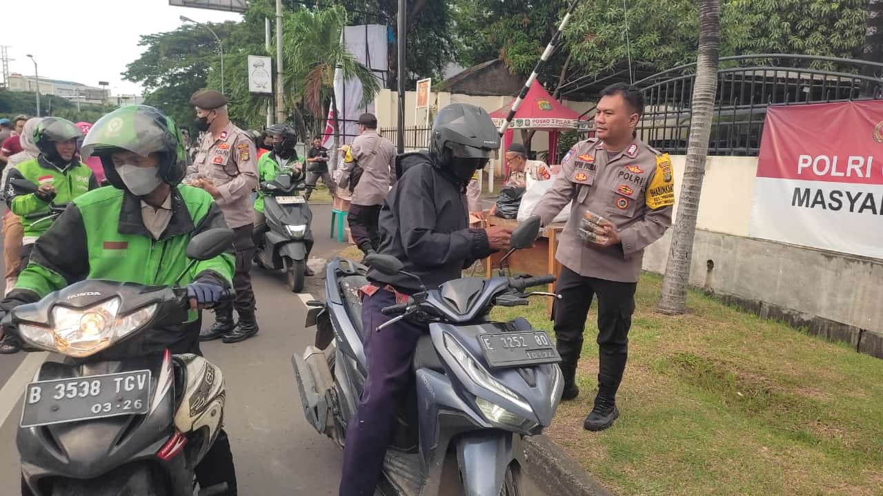 Berbagi Takjil Berbuka Polsek Medan Satria