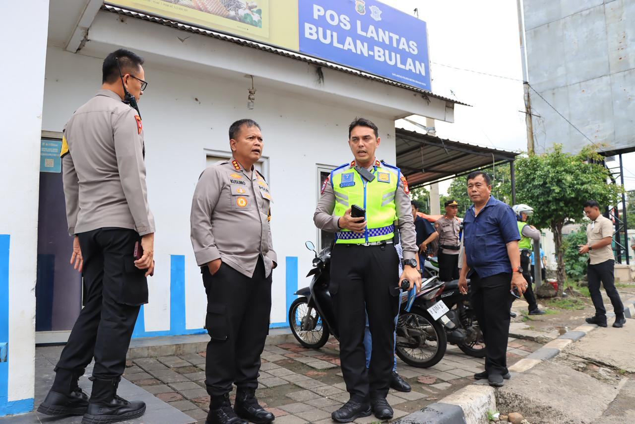 Pastikan Keamanan Titik Vital, Kapolres Metro Bekasi Kota Cek Posyan NATARU Stasiun Bekasi