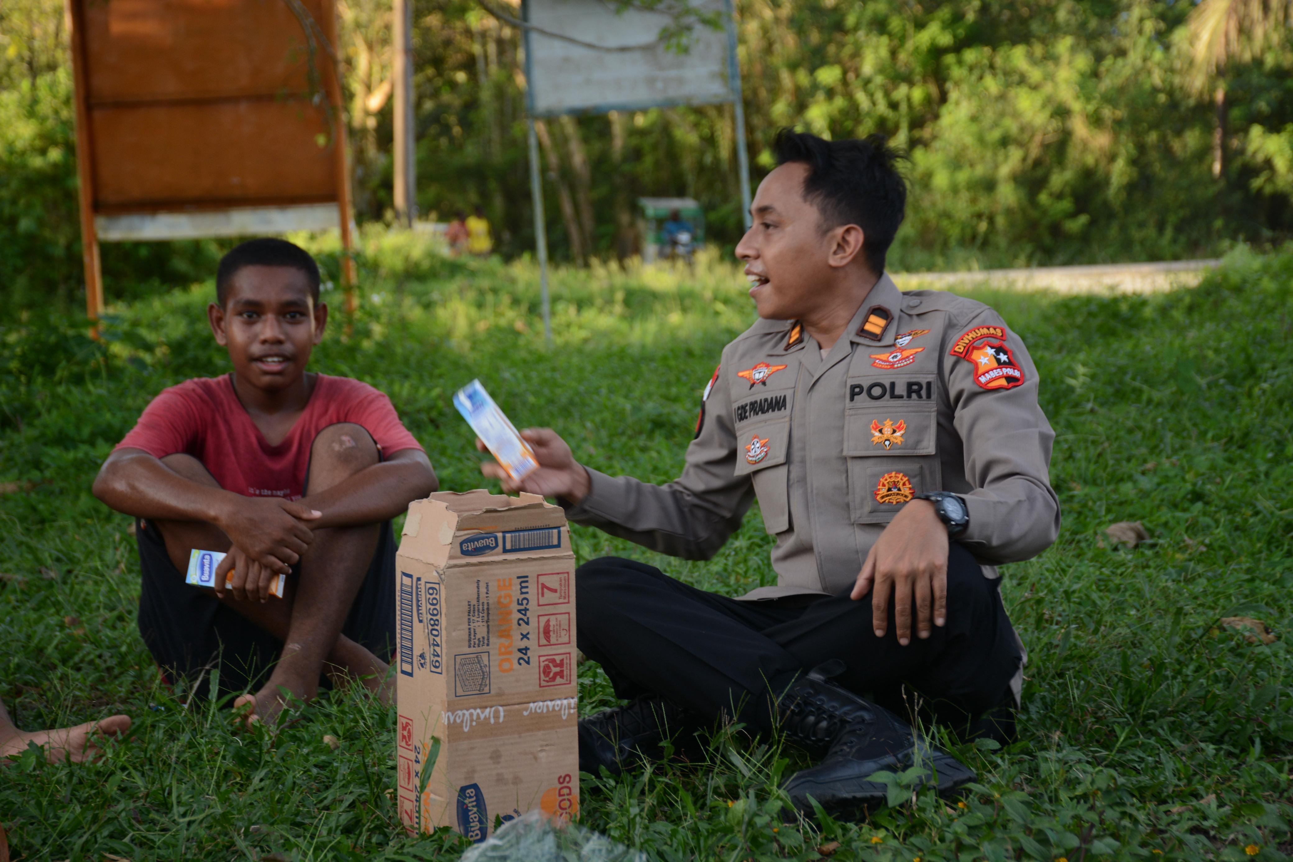 Satgas Ops Damai Cartenz Bangun Kedekatan Lewat Bermain Sepak Bola Bersama Anak-Anak Mimika