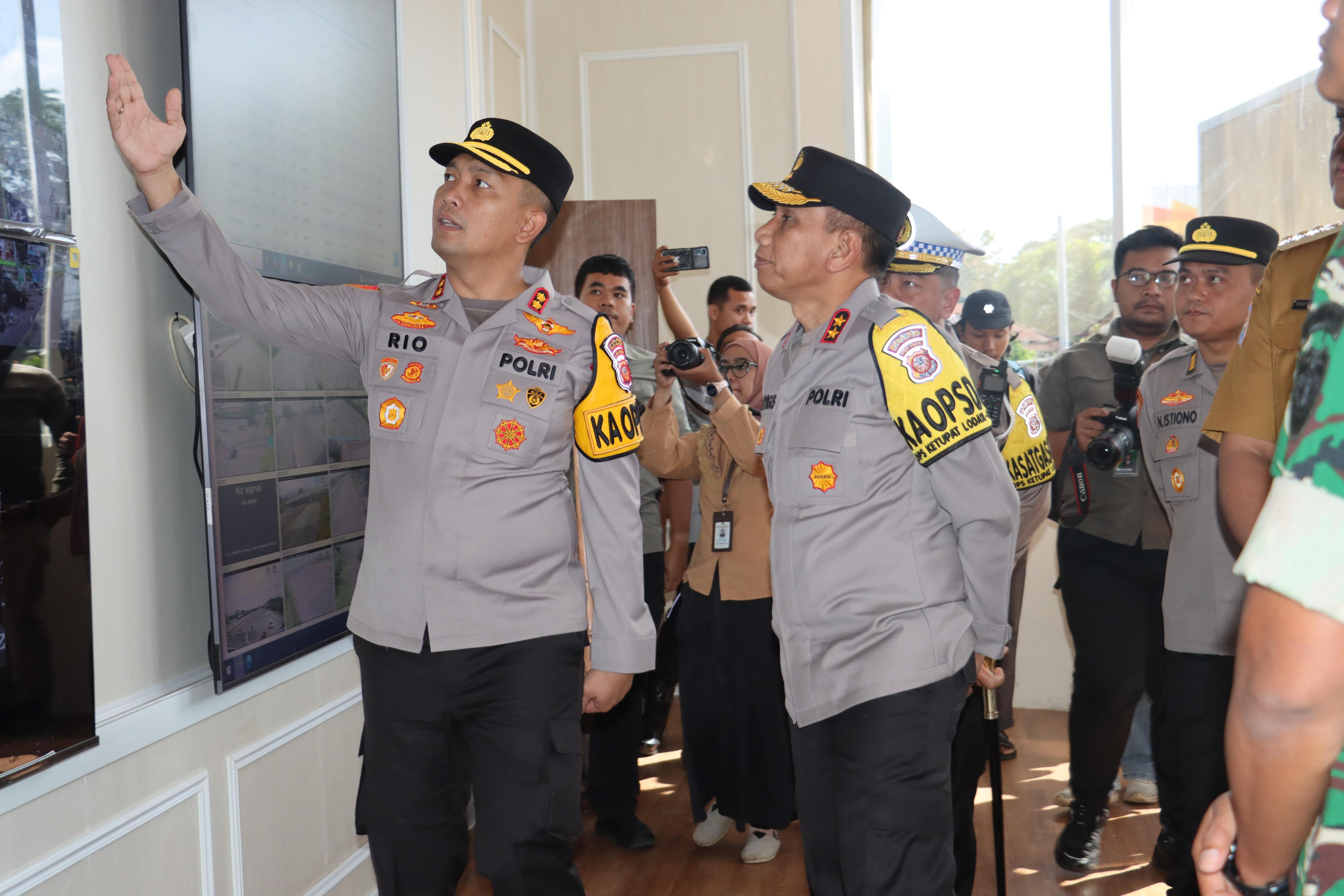 Kapolda Jawa Barat dan Kapolres Bogor Tinjau Kesiapan Personel dan Pos Pengamanan Lebaran di Gadog