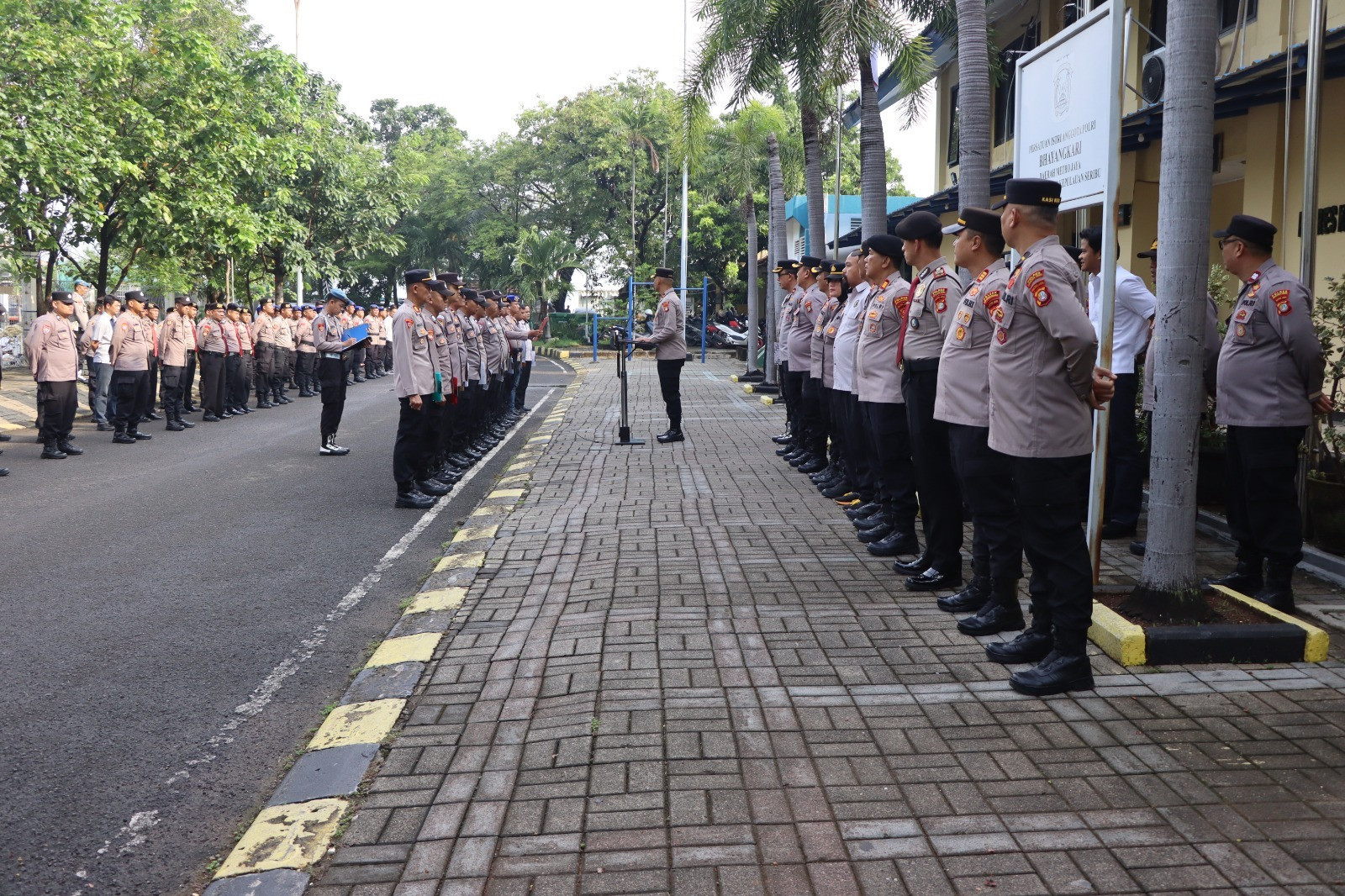 Wakapolres Kepulauan Seribu Pimpin Apel Pagi di Marina Ancol, Tekankan Disiplin dan Kesiapsiagaan Personel