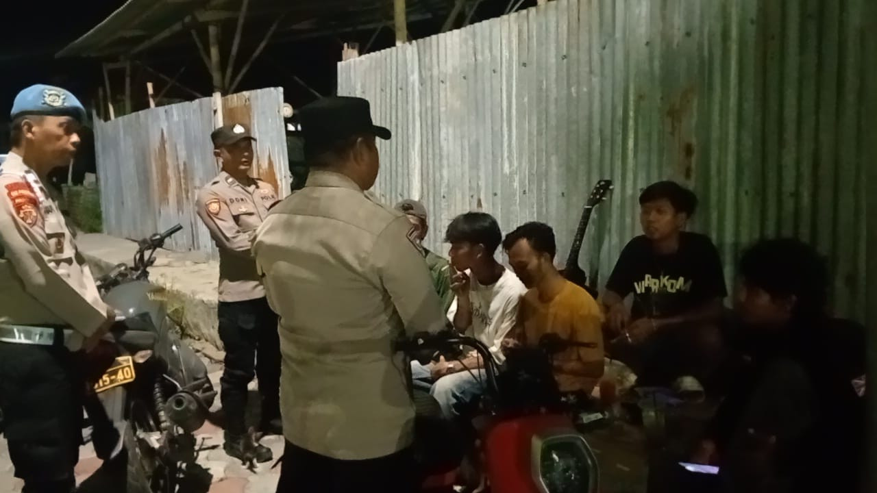 Polisi Humanis, Polsek Kepulauan Seribu Utara Himbau Warga Hindari Judi Online Saat Patroli Malam