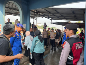 Polres Kepulauan Seribu Gelar Strong Point di Dermaga dan Sekolah, Kapolres Tegaskan Pentingnya Kehadiran Polisi di Lokasi Police Hazard